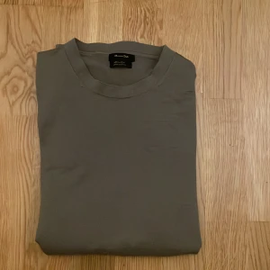 Merinoulls tröja från Massimo Dutti - Tja, säljer nu en snygg biege tröja från massimo dutti, tröjan är i bra skick förutom det lilla som syns på bild 3, storlek S. Bara att höra av er vid frågor eller funderingar! 