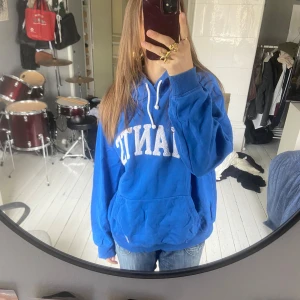 Blå hoodie  - Blå hoodie med tryck 