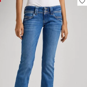 Blå jeansbyxor med bootcut - säljer dessa pepe jeans🥰