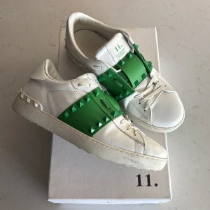 Valentino garavani rockstud untitled - Storlek: 41.               Skick: NÄSTAN NY  SKICKAD MED I PAKETET: SKOR, BOX) EJ DUSTBAGS
