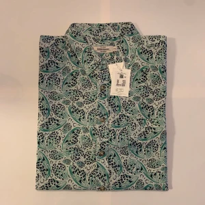 Mönstrad kortärmad skjorta från Dressmann - Helt ny skjorta i storlek 4XL. Från dressmann. Originalpris 399kr men jag säljer för 50kr. 55% linne. 45% bomull. 