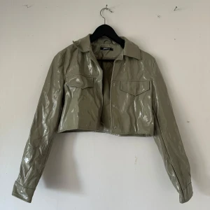 Croppad jacka  - En av mina favorit jackor som tyvärr inte är min stil längre. Ser ”skrynklig” ut för den legat nerpackad men är slät egentligen. 