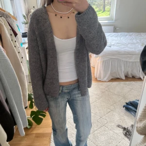 Stickad kofta - Supersöt grå stickad kofta🥰