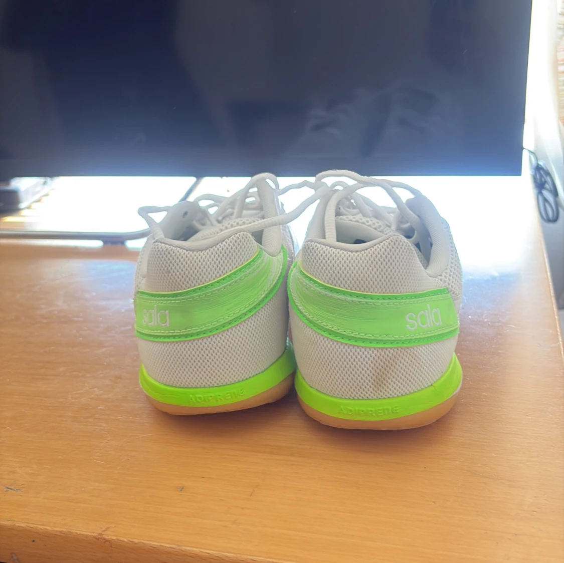 Vita Adidas Sala sneakers med gröna detaljer - 3