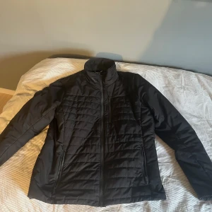 Helly Hansen jacka - Mycket bra skick, inga skador. Svart färg storlek M 