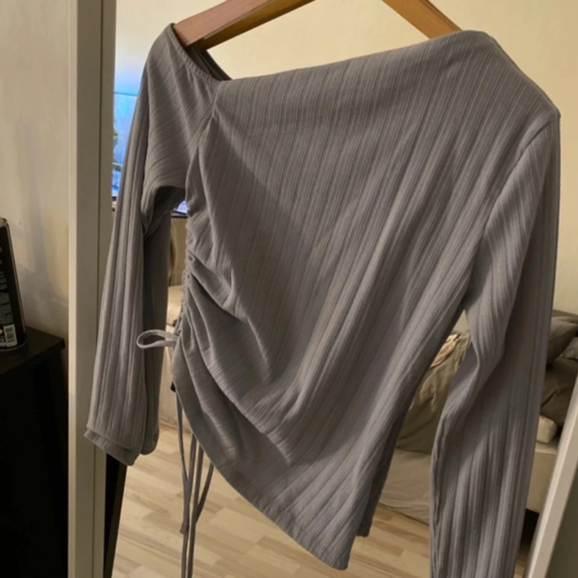 Grå ribbad one shoulder topp - 1