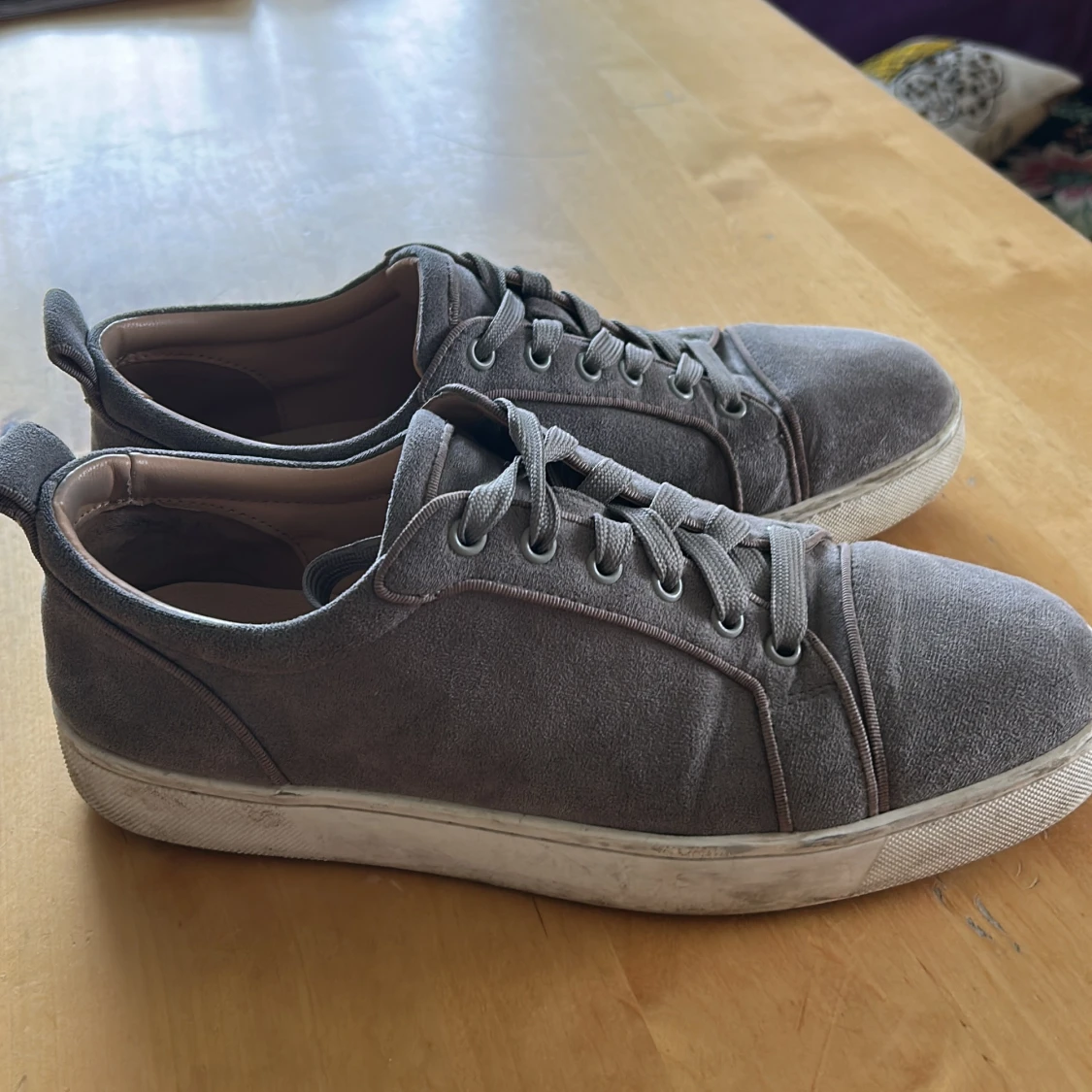 Grå christian louboutin skor  - 1