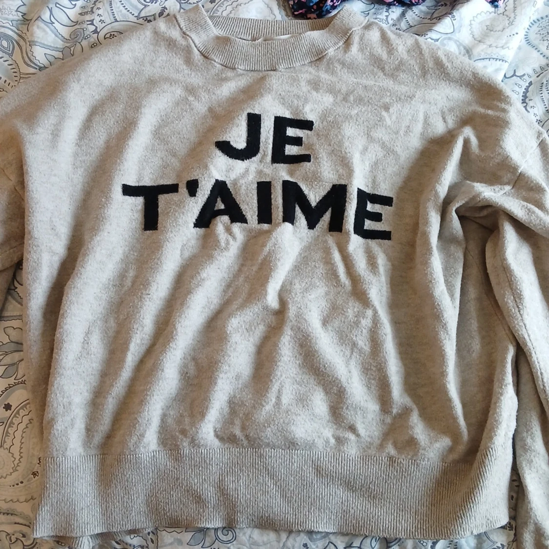 Beige tröja med text från Gina Tricot - 1