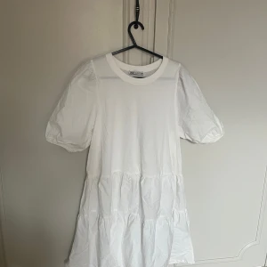 Zara klänning - Säljer denna vita klänning från Zara. Endast använd en gång till skolavslutning. Perfekt till student och skolavslutning!💕
