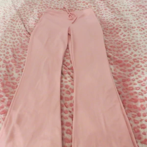 rosa low waist byxor från nelly  - Rosa low waist bootcut mjukisbyxor från nelly. Har använt ca 3 gånger.💞