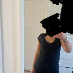 Mörkblå/svart topp med v-ringning - Säljer på grund av den är förstor och inte kommer till andvänding längre toppen är inte smutsig på första bilden det är spegeln som är det💕