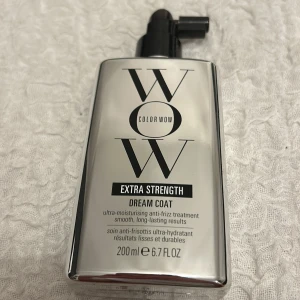 Color Wow Extra Strength Dream Coat - Color Wow Extra Strength Dream Coat är en fuktgivande anti-frizz spray som ger slätt och glansigt hår. Produkten är i en silverfärgad plastflaska med spraymunstycke och rymmer 200 ml. Plomberad!