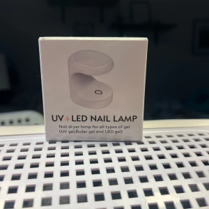 UV+LED nagellampa från missfancy - UV+LED nagellampa från missfancy. Passar till UV gel, builder gel och LED gel. Kompakt design med 3 LED-lampor, enkel att använda och smidig att ta med. Mått: 62x52x64 mm.