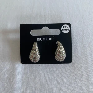 Silver örhängen  - Säljer ett par nya och oanvända örhängen i silver färg, dem är rostfria! Säljer dem för 40kr + frakt!