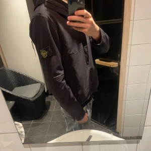 Svart softshelljacka från Stone Island - Säljer en riktigt snygg svart softshelljacka från Stone Island. Jackan är vatten- och vindtålig med en andningsbar design. Perfekt för varierande väderförhållanden. Säljer då jag inte använder den längre. Nypris 6000. Pris går att diskutera 