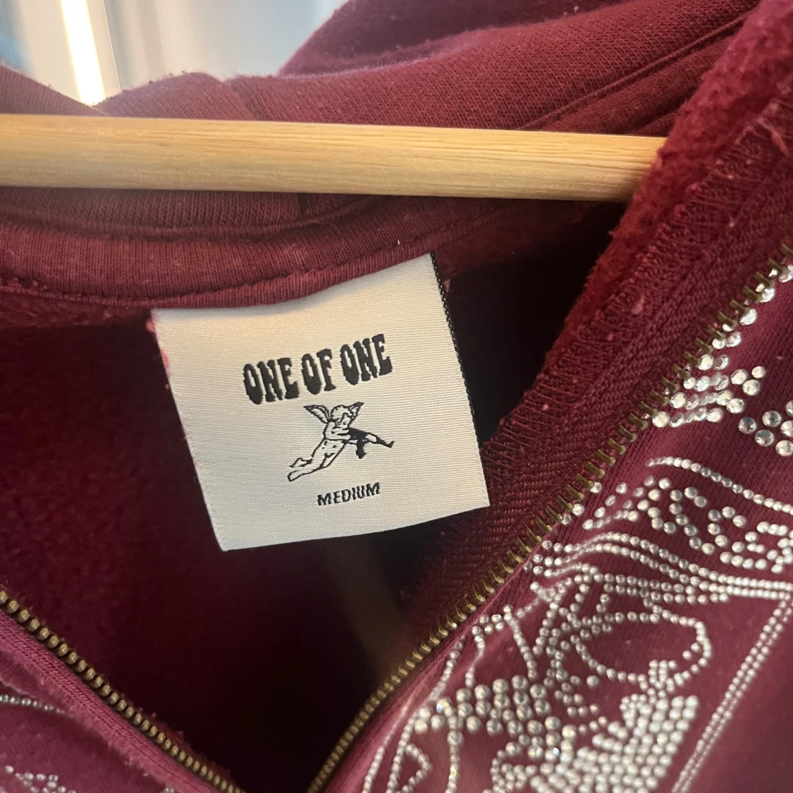 Vinröd hoodie med dragkedja från One of One - 2