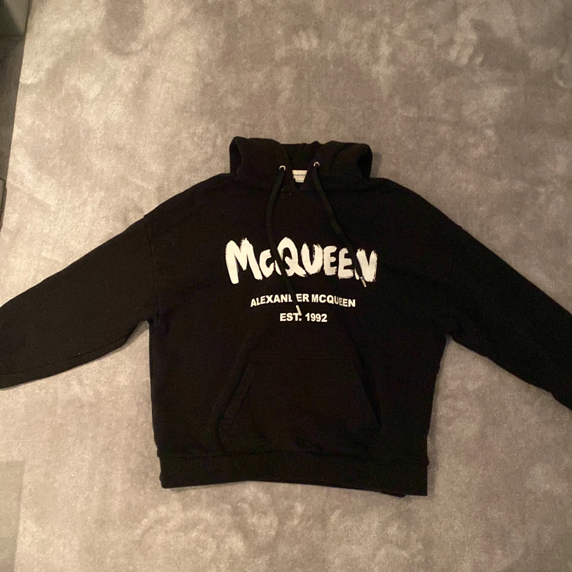 Svart hoodie från Alexander McQueen - 1