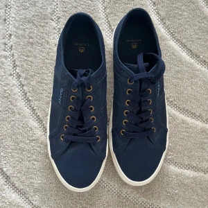 Gant skor - Marinblå skor från Gant i mycket bra skick!🦋.                                                                       • Storlek 39 • Har du några frågor är det bara att skicka ett meddelande, så svarar jag så fort jag kan.☺️ Ha en fin dag!💕♻️