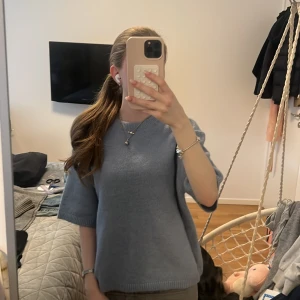 Ljusblå stickad tröja från Gina Tricot - Säljer en ljusblå stickad tröja från Gina Tricot i storlek S. Tröjan har korta ärmar, rund halsringning och är mjuk och skön. Köpt för 400kr.