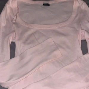 Gina tricot långärmad tröja  - Säljer denna fina ljusrosa långärmade tröja ifrån gina tricot den är använd nån få gång storlek medium men sitter lite mer som en small skulle jag säga 