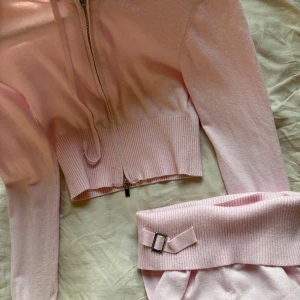 Rosa set - Fint rosa set (byxor och tröja), byxorna har en kant man viker vid midjan, passar inte riktigt mig 🫶🏽