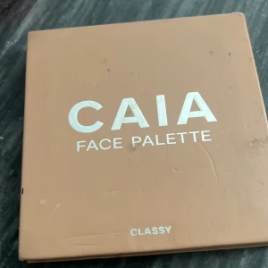 CAIA Face Palette Classy - Säljer en CAIA Face Palette Classy med fyra olika puder fats ena är helt slut de är : en varm rouge, skimrig highlighter, bronzer och en ljusare puder för ansiktet. Perfekt för att skapa en fräsch och naturlig look. Paletten är kompakt och smidig att ta med sig.