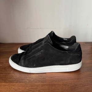 Axel Arigato 360 laceless - Säljer ett par Axel Arigato 360 laceless i mocka, original pris runt 2500kr. Skorna är lite slitna på insidan men det är ingenting man ser. 