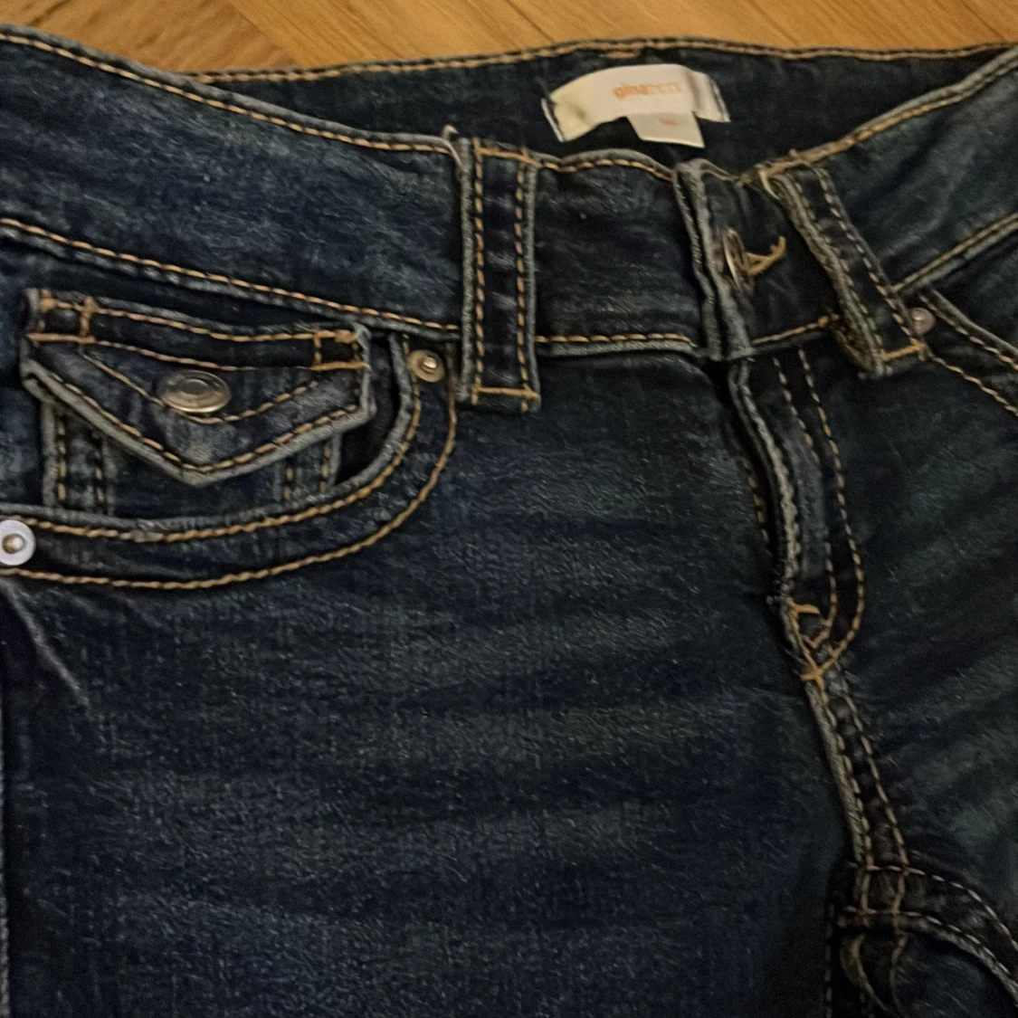 Mörkblå bootcut jeans från Gina  - 2