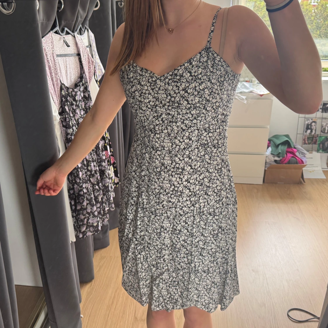Svartvit blommig klänning - 2