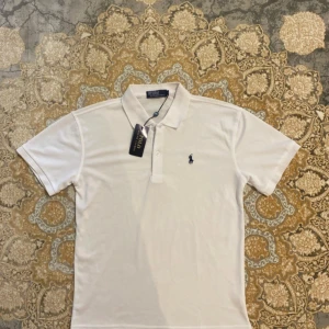 Vit pikétröja från Polo Ralph Lauren - Klassisk vit pikétröja från Polo Ralph Lauren. Storlek S. Kommer Tagg. 