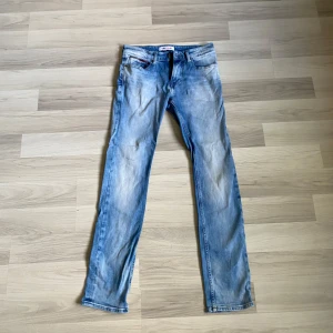 Tommy jeans - Snygga jeans från Tommy jeans slim fit. Säljer eftersom de är för små för mig. Storlek 29,32. Bra skick, skriv vid funderingar.
