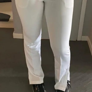 Vita bootcut byxor/ kostymbyxor/ lågmidjade - Säljer ett par vita bootcut byxor med låg midja. Byxorna är storlek 36 och Petite så dom passar perfekt för dig som är lite kortare. Byxorna är i fint skick , skriv för egna bilder , BILDERNA ÄR LÅNADE💗
