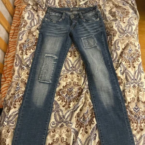Vintage raka jeans  - Hittade ännu ett par vintagejeans från Y2K-eran – helt oanvända men gamla. De är märkta som storlek 38, har dock krympt några cm ner till 36. två av bälteshällorna har lossnat. Gylfen har gått sönder. Ändå riktigt fina.