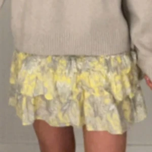 Fin kjol💛💛 - Supersöt kort kjol i gult och vitt med volanger. Kjolen har smock i midjan för en bekväm passform och är perfekt för varma dagar. Kjolen har också inbyggda shorts! Kom privat för frågor, priset går att diskutera🩵🩵
