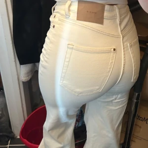 Vita vida jeans - Cremevita vida jeans från H&M. Modellen är ankellängd men på mig som är 155cm så går dom precis oavnför marken. Mjuka & stretchiga. Använda fåtal ggr