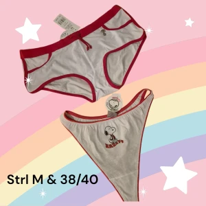 Vita snobbentrosor och string med Snoopy-motiv - Två par vita trosor med röda kanter och söta Snoopy-tryck framtill. Ett par är klassiska trosor och det andra är en stringmodell. Båda har kontrastfärgade sömmar och mjukt material. Storlek M på hipster och 38/40 på stringtrosorna. Oanvända med orginallapparna kvar. Se även mina andra auktioner med möjlighet till bundles med rabatt.