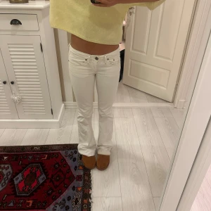 Vita jeansbyxor från G-Star Raw - Säljer fina vita jeansbyxor från G-Star Raw med låg midja och bootcut-stil. 