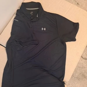 Under armour tröja - Herr L ser ut som ny på utsidan. 