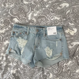 Ljusblå jeansshorts - Säljer ett par ljusblå lågmidjade jeansshorts från aeropostale, köpta för 500kr i USA