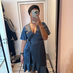Mörkblå klänning i satin - Köpt från vero moda, storlek S. Pris 100 kr.