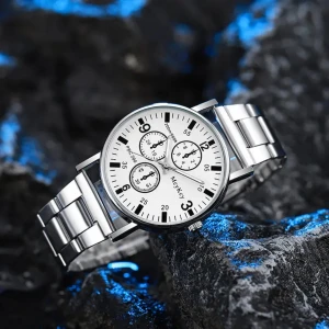 Silverfärgad armbandsklocka från McKey - Stilren armbandsklocka i silver med vit urtavla och metallarmband. Klockan har tydliga svarta markeringar. Perfekt accessoar för dig som gillar klassisk design. Också en bra gåva att ge till en vän, familje-medlem eller partner inför sommaren.