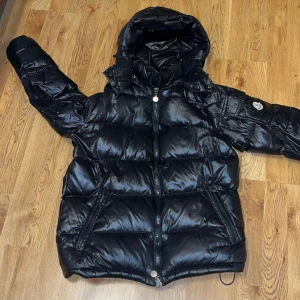 Moncler jacka - Säljer min Moncler jacka då jag ej använder den. Skicket är bra. Finns ett hål på ryggen där jag tejpat för. Det ska gå lagra. Inget kvitto ingår. Några frågor är det bara att höra av sig😁