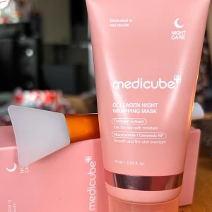 Medicube collagen night wrapping mask! - Medicube collagen night wrapping mask. 75 ml. Ny i kartong.   Medicube Collagen Night Wrapping Mask är en nattmask som är utformad för att förbättra hudens elasticitet och återfukta över natten. Masken innehåller en unik kollagen-film som omsluter huden och verkar medan du sover, vilket gör att du vaknar med en spänstigare och mer återfuktad hud.