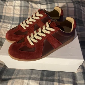 Maison margiela Gats - Säljer dessa riktigt feta margiela. De är i perfekt skick, helt nya. Box tillkommer. Storlek: 44. OBS: INTE ORG1NAL