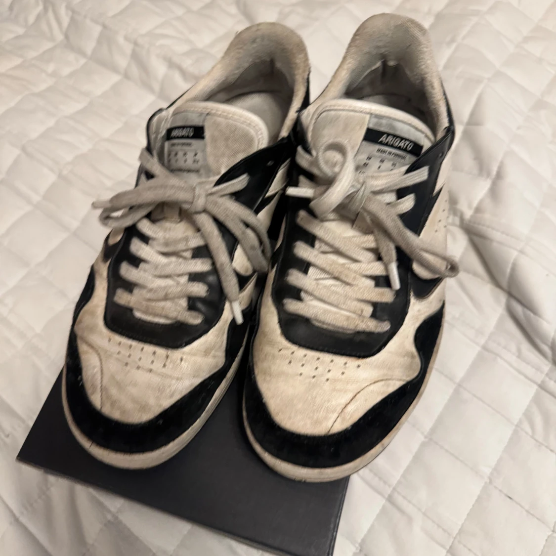 Svarta och vita sneakers från Axel Arigato - 1