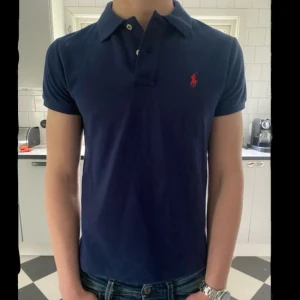 Ralph Lauren piké - Säljer nu denna Ralph Lauren piké i toppskick till dunder pris! Modellen är 173cm och den är lite för liten. Hör av dig vid frågor och funderingar!🙌😇