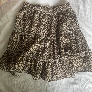 Leopardmönstrad volangkjol SHEIN - Aldrig använt