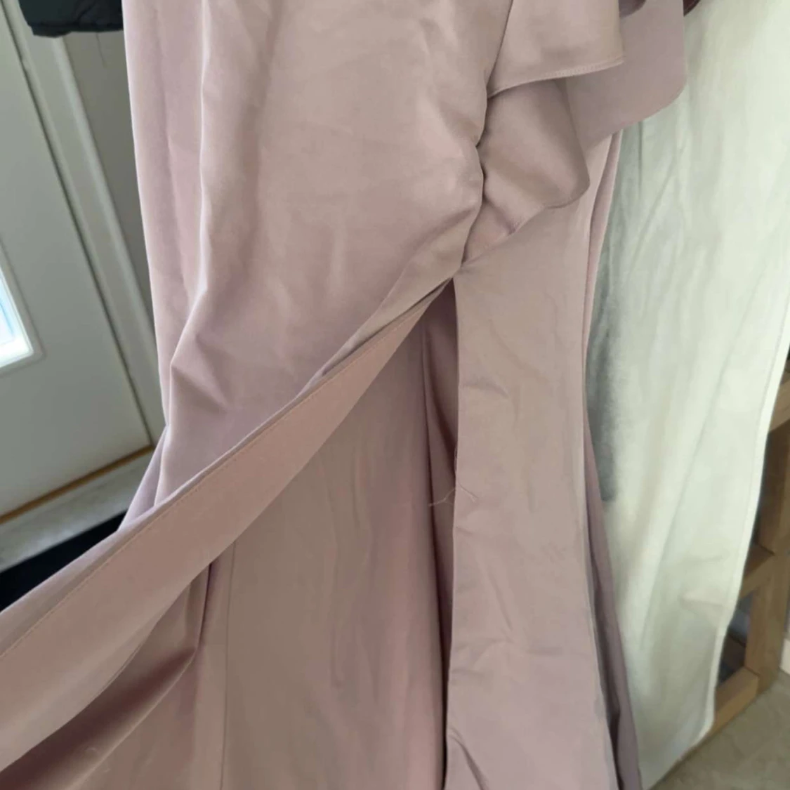 Ljuslila omlottklänning med volang