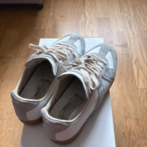 Maison margirla skor - Maison margiela skor i ett mycket mycket bra skick. Fet design, och ger färgkombination. Kvitto box osv finns! Strl 42 fitts 43. Pris är förhandlingsbart!