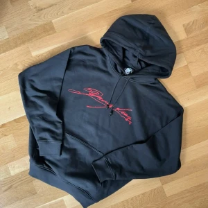STORLEKSBYTE (M till S) yung lean merch - Söker någon att byta denna exklusiva hoodie från yung lean konserten på Avicii arena med. Har en av denna sort i storlek M och söker någon att byta till mig en i storlek S med. Godtar osannolikt andra bud. Finns att möta upp kring Mälardalen. Tveka inte på att skriva!